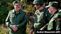 Лукашенко во время посещения военных учений под Гродно, недалеко от границы Польши и Литвы, 22 августа 2020 года