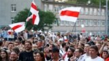 Акция протеста перед зданием Белорусской телерадиокомпании в Минске, 17 августа 2020 года. Фото: Reuters