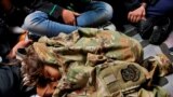Ребенок спящий на полу грузового самолета ВВС США во время эвакуации