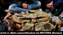 Ребенок спящий на полу грузового самолета ВВС США во время эвакуации