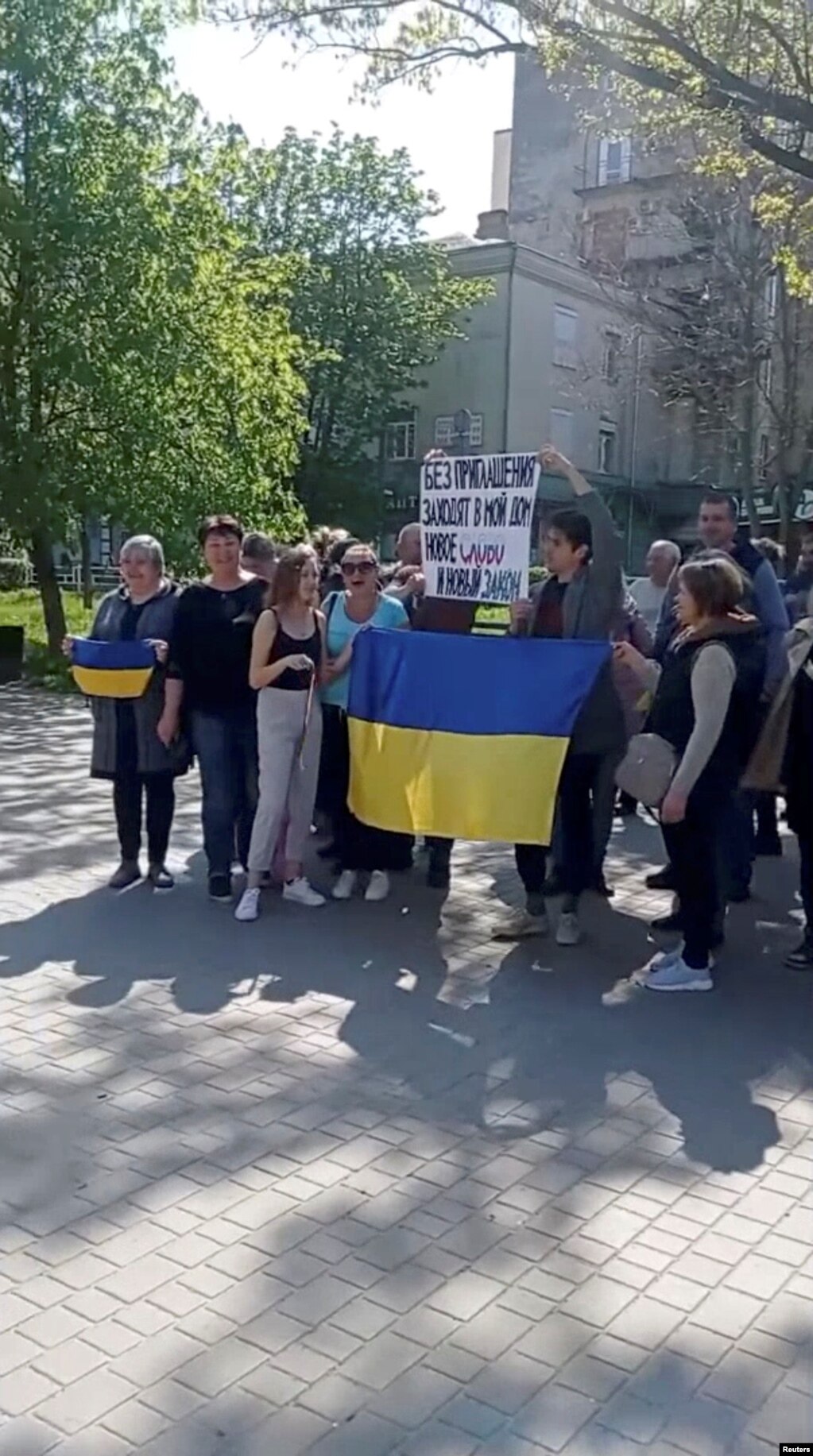 Протестующие против российской оккупации в Херсоне, апрель 2022 года