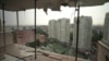 В дом в Киеве попала российская ракета. Жители пытаются его восстановить 