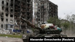 Российские военные в разрушенной и оккупированной Попасной, 26 мая 2022 года