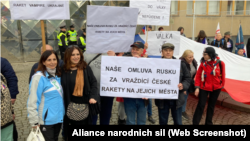 Надпись на баннере "Наше извинение России за убийственные чешские ракеты на ее города"