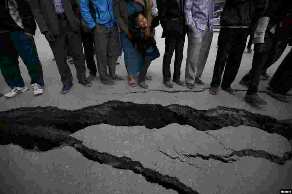 Жители Бактапура, Непал у трещин в земле, появившихся после землетрясения&nbsp;