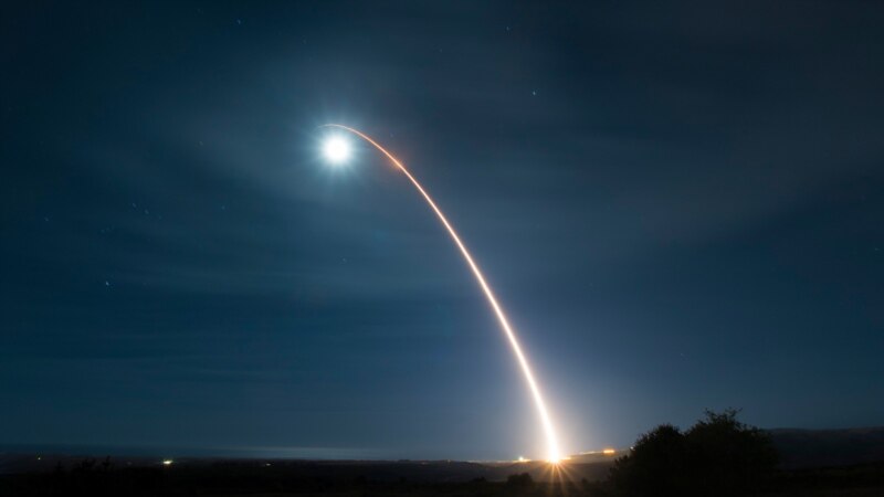 США провели испытания ракеты, способной нести ядерный заряд. Путин собирает "предложения по подготовке к ядерным испытаниям"