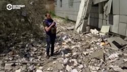 "Видите, дымятся остатки стен?" Жители Бахмута на руинах новой школы, разрушенной российской ракетой
