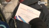 В Петербурге избирателям раздают "удостоверения" проголосовавшего для отчетности перед кураторами