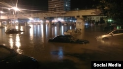 Затопленные автомобили на улице в районе железнодорожного вокзала в Ростове