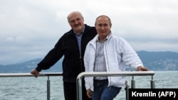 Владимир Путин и Александр Лукашенко во время прогулки в Сочи, 29 мая 2021 года