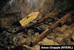 Указатель выхода внутри заброшенной урановой шахты в Северной Богемии