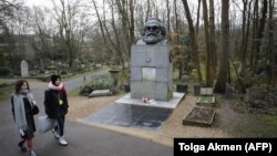 Надгробный памятник Карлу Марксу в Лондоне