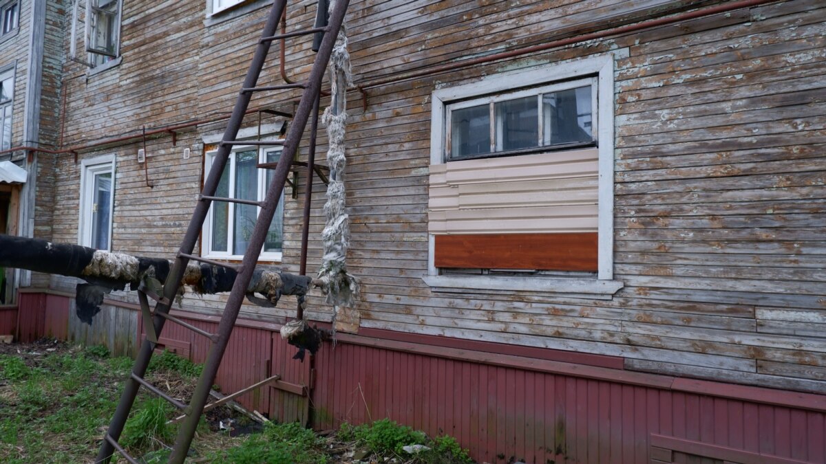 В Архангельске сошел со свай третий жилой дом за месяц