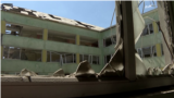 "Видите, дымятся остатки стен?" Жители Бахмута на руинах новой школы, разрушенной российской ракетой
