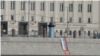 Художника Дениса Мустафина оштрафовали на 15 тысяч рублей из-за баннера "Сегодня не мой день" у здания Минобороны