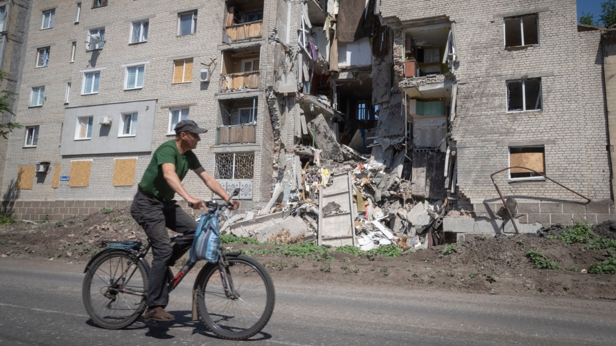 Будем сидеть в пальто, буржуйку топить