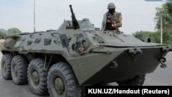 Военная техника после протестов в Нукусе (Узбекистан) 