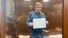Дело о "фейках" против муниципального депутата: суд за день рассмотрел доказательства обвинения, а подсудимый нарисовал антивоенный плакат