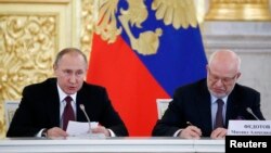 Russia -- Russian President Vladimir Putin delivers a speech during a session of the Council for Civil Society and Human Rights, as its chairman Mikhail Fedotov sits nearby, at the Kremlin in Moscow, December 8, 2016.