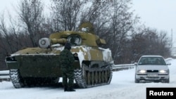 122-мм самоходная гаубица на дороге из Луганска в Донецк на территории, контролируемой самопровозглашенной Донецкой Народной Республикой, восточная Украина, 1 декабря 2014 года.