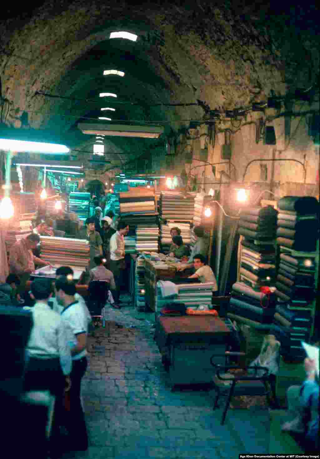 Алеппо расположен на Шелковом пути &ndash; великой торговой дороге, соединяющей Азию и Европу. Город издревне был известным купеческим центром, где можно было приобрести практически любые товары и с Востока, и с Запада. Считалось, что в коридорах базара &ldquo;сделки были важнее идей&rdquo; На фото &ndash; базар в Алеппо в 1980-х &nbsp;