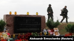 Мемориал жертвам катастрофы лайнера МН17 на месте падения на Донбассе