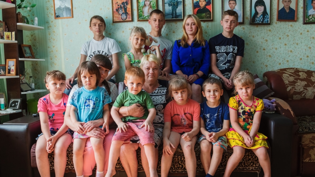 День приемных детей. Многодетная семья в России. Дети из многодетных семей. Нищие многодетные семьи. Бедная многодетная семья.