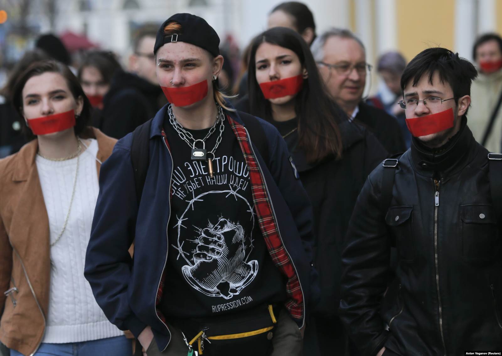 ЛГБТ-активисты в Санкт-Петербурге протестуют против дискриминации. Апрель 2017 года. Фото: Reuters ЛГБТ-активисты в Санкт-Петербурге протестуют против дискриминации. Апрель 2017 года. Фото: Reuters