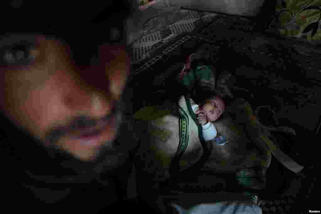 Жители деревни Бир Саид дома после возвращения в деревню, когда сирийская армия отвоевала контроль над этой территорией у ИГИЛ, 7 февраля&nbsp;(Reuters/Rodi Said)