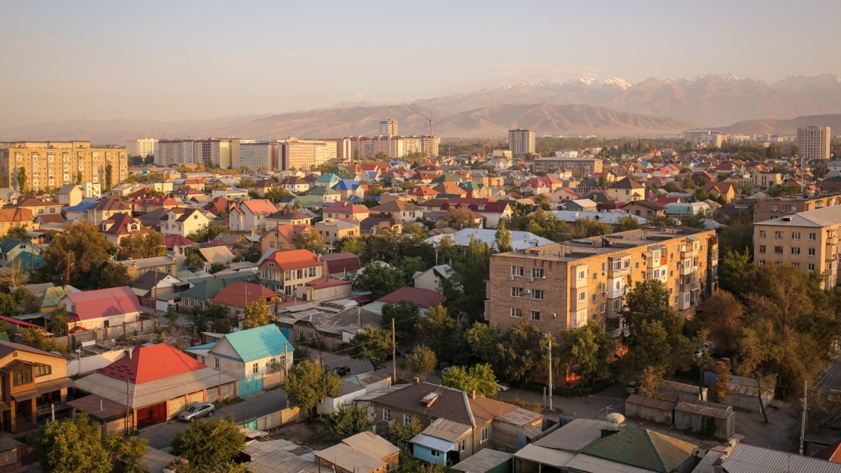 Днем свет горит в мастерских, кафе, ресторанах