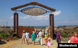 "Атамань" – этнотуристический комплекс украинской казачьей станицы на Таманском полуострове (Краснодарский край, Россия). Он расположен на окраине станицы Тамань – первого поселения украинских казаков на Кубани в конце ХVIII века, которые основали Черноморское казачье войско