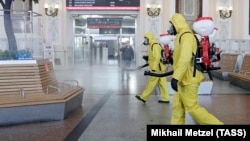 Сотрудники МЧС России во время дезинфекции Курского вокзала в Москве