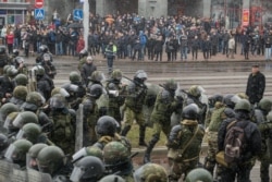 Внутренние войска на проспекте Независимости в Минске, 25 марта 2017 года