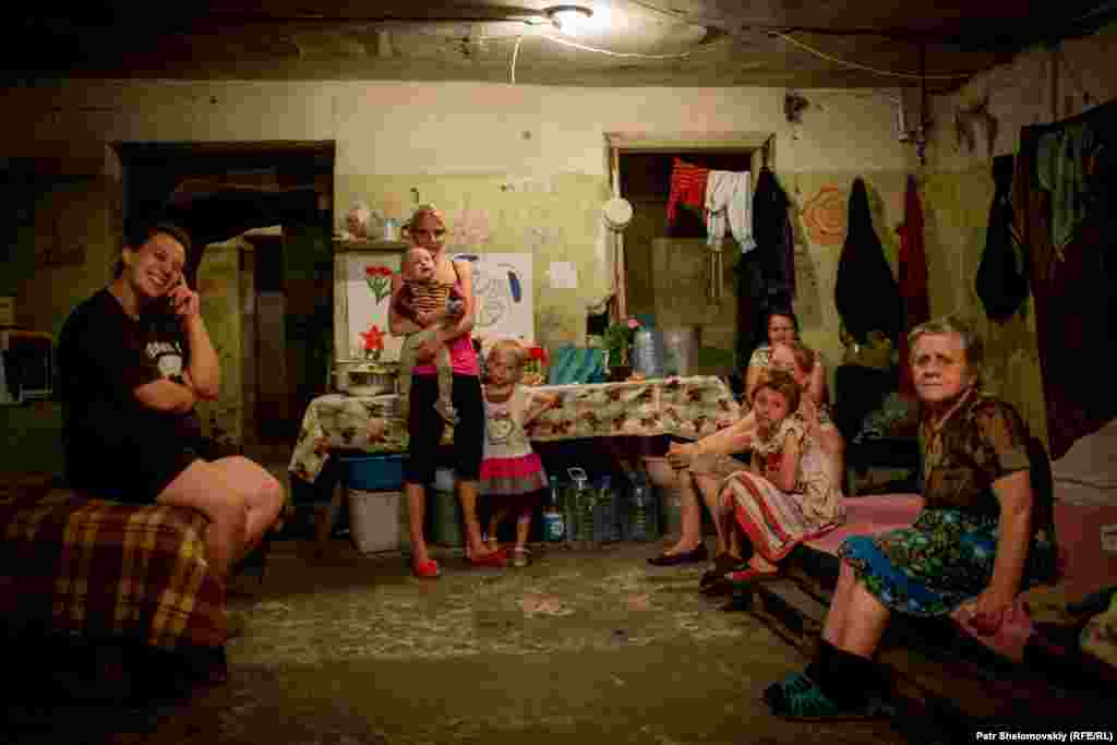 Всего по подсчетам волонтеров, в бомбоубежищах Донецка несмотря на антисанитарные условия, постоянно проживает около тысячи человек. Днем они ходят на работу, а вечером возвращаются - под землей они чувствуют себя в безопасности