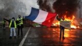 Три недели протестов в Париже. На улицы вышли врачи скорой помощи