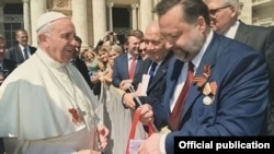 Папа римский принимает георгиевскую ленточку у депутата-коммуниста