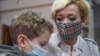 Анастасия Шевченко с 9-летним сыном Михаилом в Октябрьском суде Ростова-на-Дону, 18 февраля 2021 года. Фото: Reuters