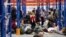 Белорусские власти разместили часть мигрантов с границы на складе: им выдали матрасы, еду и воду
