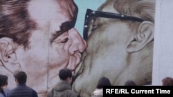 In Berlin, A Concrete, Communist Kiss That Reflects 'A Deadly Love'