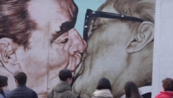 In Berlin, A Concrete, Communist Kiss That Reflects 'A Deadly Love'