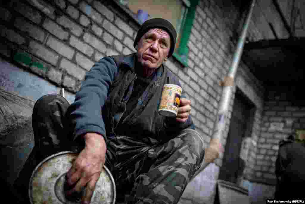 Местный житель рядом со своим домом, Дебальцево, Донецкая область Украины. 3 февраля 2015