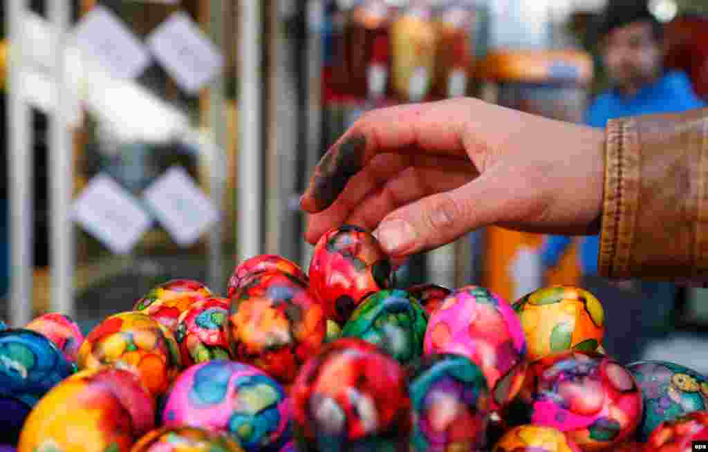 В Иране на Навруз принято делать крашенки, которые продают на ярмарках по всей стране