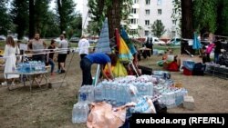 Лагерь волонтеров возле изолятора на Окрестина в Минске, 18 августа