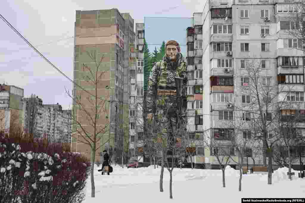 Этот мурал посвящен Максиму Бордусю – чемпиону Украины по кикбоксингу, фанату киевского "Динамо", служившем в полку "Азов". Бордусь погиб 11 июня 2023 года во время боя близ села Малая Токмачка Запорожской области