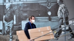 Андрей Стрижак разгружает помощь для медиков, Минск, 22 мая