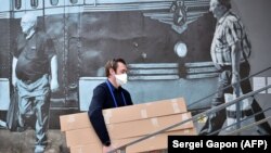 Андрей Стрижак разгружает помощь для медиков, Минск, 22 мая