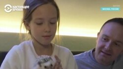 Кофе с ежом: в необычном кафе можно погладить ежонка за ухом