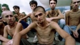 Освобожденные из хорватской тюрьмы военнопленные ожидают обеда в школе. Центральная Босния. Сентябрь 1993 года