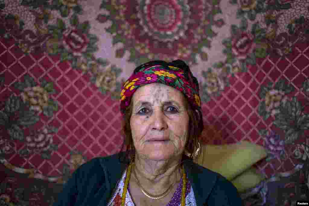 80-летняя Фатима Хаддад сделала свои татуировки в более сознательном возрасте, когда ей было 18. &quot;Мы были молоды. Несмотря на то, что у нас не было широких познаний в религии, мы даже подумать не могли, что совершаем грех&quot;, - говорит женщина. Чтобы искупить свой грех, Фатима раздалана в качестве милостыни все свои серебрянные украшения