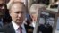 Президент России Владимир Путин с портретом своего отца, который дружил с Виктором Колбиным, отцом бывшего совладельца Gunvor Петром Колбиным